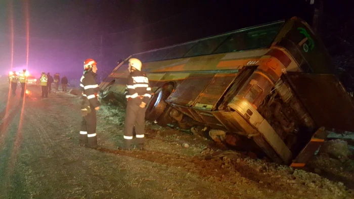 Autobuzul s-a răsturnat în şanţ                                                                        FOTO: ISU Gorj