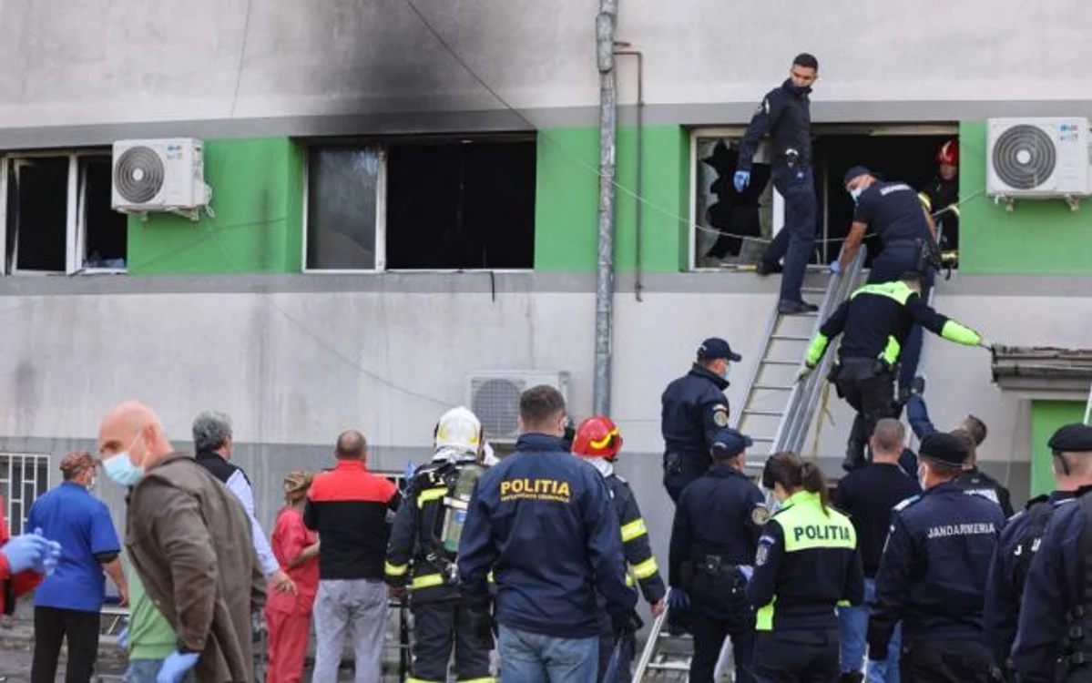 
    Incendiul de la Spitalul de Boli Infecțioase Constanța a devastat una dintre secțiile ATI-Covid unde se aflau 10 pacienți, iar șapte dintre ei au murit   