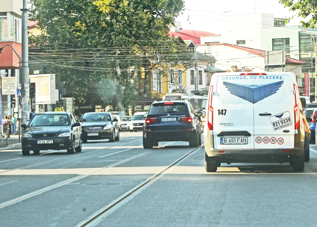 Merge pe linia de tramvai fiindcă  nu-i de nasul lui să stea în coloană