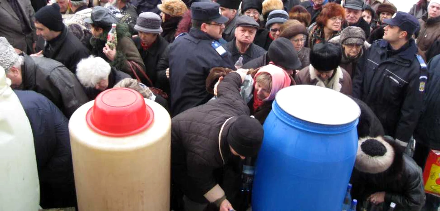 Jandarmii au format cordon în jurul oamenilor pentru a evita eventuale incidente.