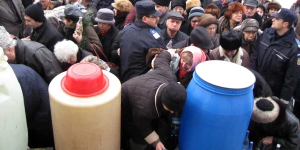 Jandarmii au format cordon în jurul oamenilor pentru a evita eventuale incidente.