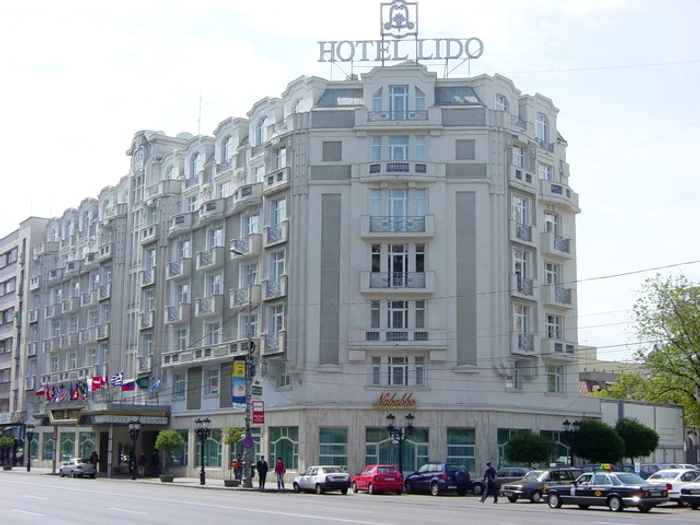 Imediat ce a fost preluat de către moștenitori, hotelul a fost închis și așa a rămas până astăzifoto: hotelbucharest.ro