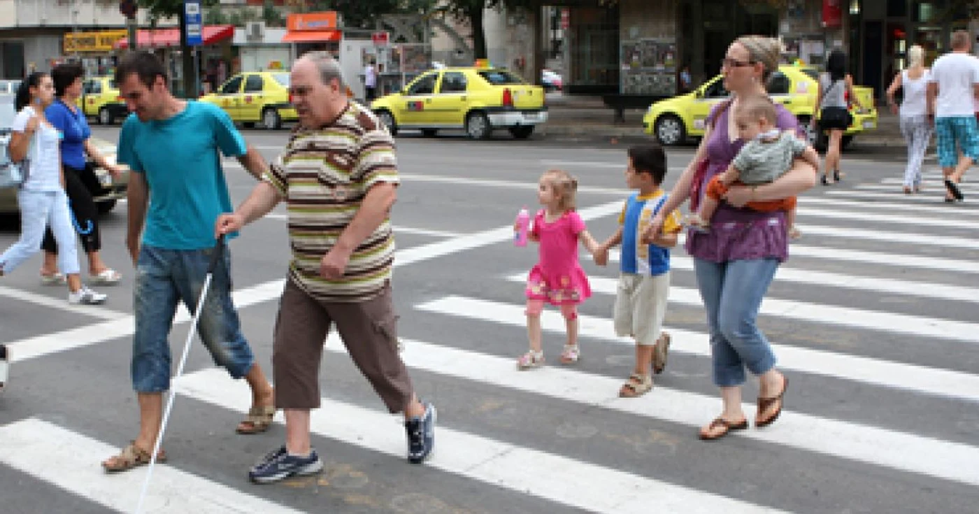 Iasi: Test de supravieţuire cu bastonul alb în mână (VIDEO)