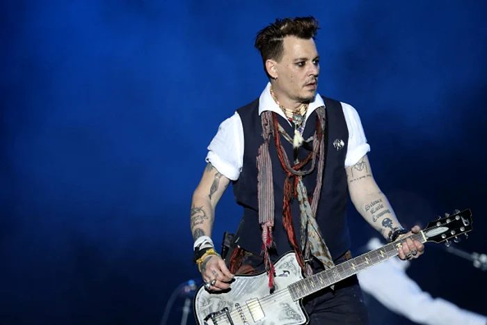Johnny Depp a petrecut toată noaptea fumând și bnd șampanie în compania unei femei blondeFoto Getty