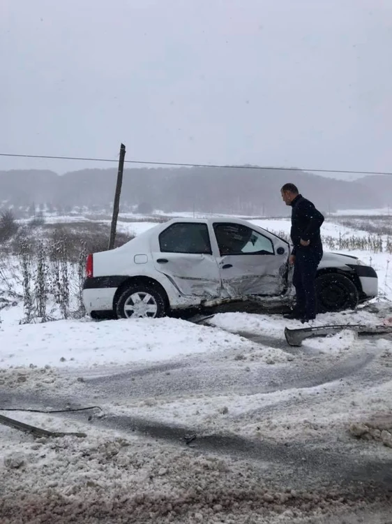 FOTO: Trei maÅini au fost implicate într-un accident pe DN7C. DouÄ victime au rÄmas înarcerate