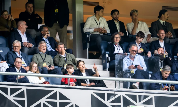 Prințesa moștenitoare Victoria, Prințul Daniel, Prințesa Estelle și Prințul Oscar la meci, Profimedia (3) jpg