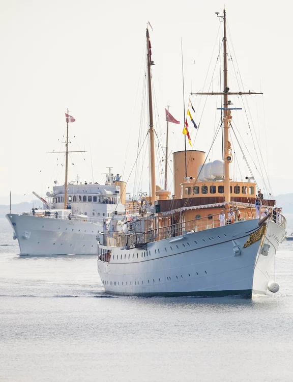 nava regala Dannebrog al regilor Danemarcei și vasul regal Norge al regilor Norvegiei jpg