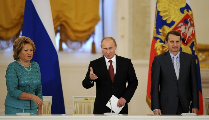 Preşedintele Vladimir Putin, alături de
preşedintele Dumei, Sergei Narişkin (dreapta) şi Valentina Matvienko (stânga),
preşedinta Cosiliului Federaaţiei, la o reuniune a Consiliului de
Stat, la Kremlin. FOTO: Reuters