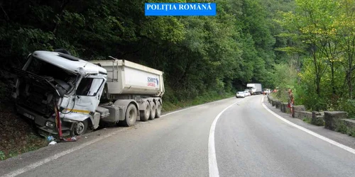 Camionului condus de un roman a lovit, pe contrasens, un tir bulgaresc