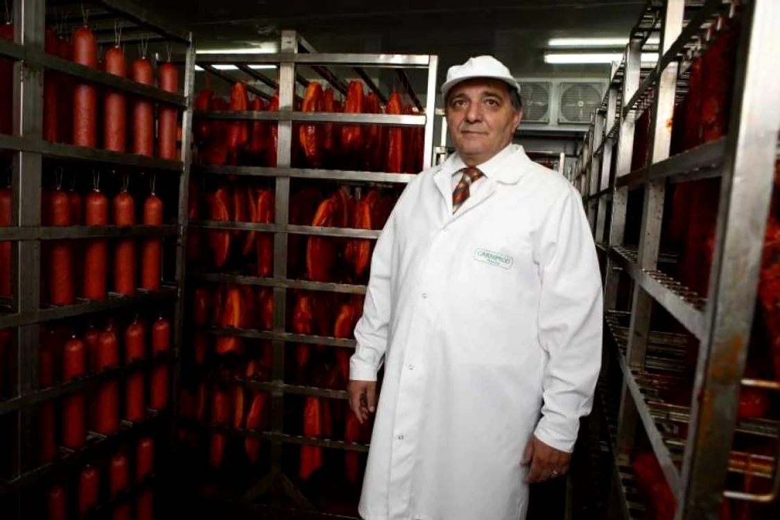 Milionarul tulcean printre produsele sale
