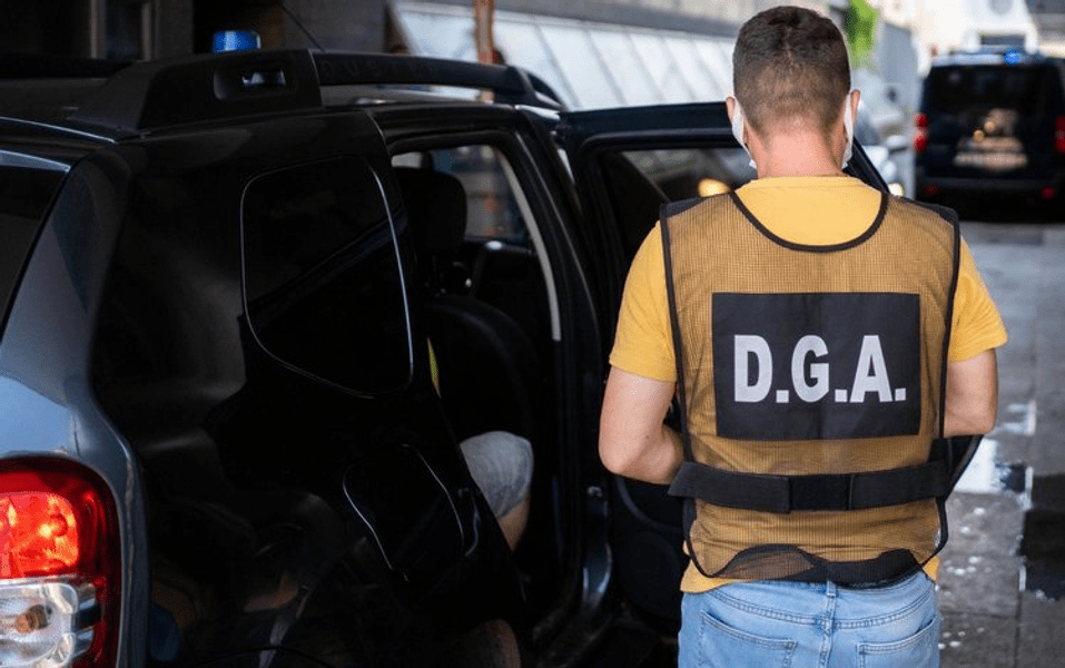 Bani de aur, mită într-un dosar de viol la Galați. Mama agresorului sexual a fost prinsă în fapt