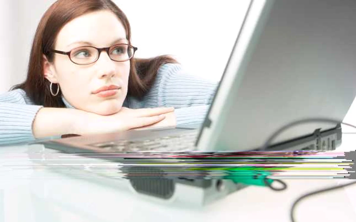 Femeile care stau prea mult pe internet şi în faţa ecranului prezintă un risc crescut să facă riduri 