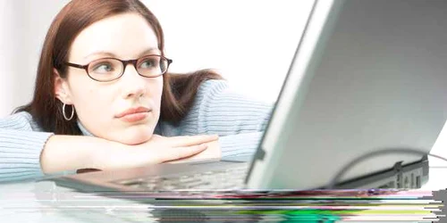 Femeile care stau prea mult pe internet şi în faţa ecranului prezintă un risc crescut să facă riduri 