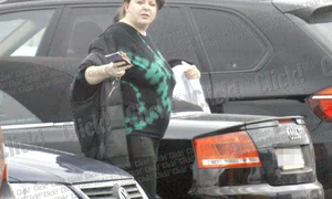 Rita Mureşan susţine că are  un regim alimentar preponderent  vegetarian, dar fotoreporterii Click!  au surprins o mâncând hotdogi (FOTOGRAFII: BLITZ) jpeg