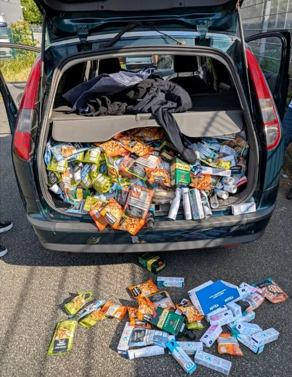 Portbagajul unei mașini cu români, plin cu produse furate FOTO: Presseportal.de
