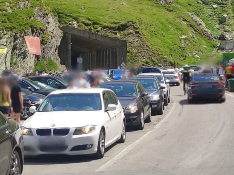 Transfăgărășanul, blocat pe tronsonul din Sibiu din cauza mașinilor parcate pe marginea drumului. Ce recomandă polițiștii