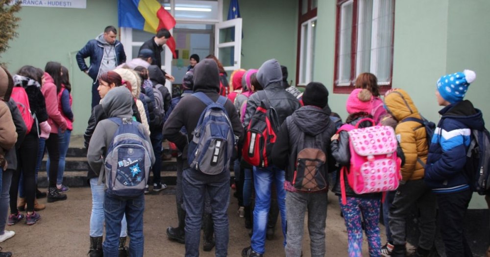 România copiilor care rămân fără școală: Părinții nu dau doi bani pe educație, iar micuții visează din clasa a VII-a la munca în străinătate
