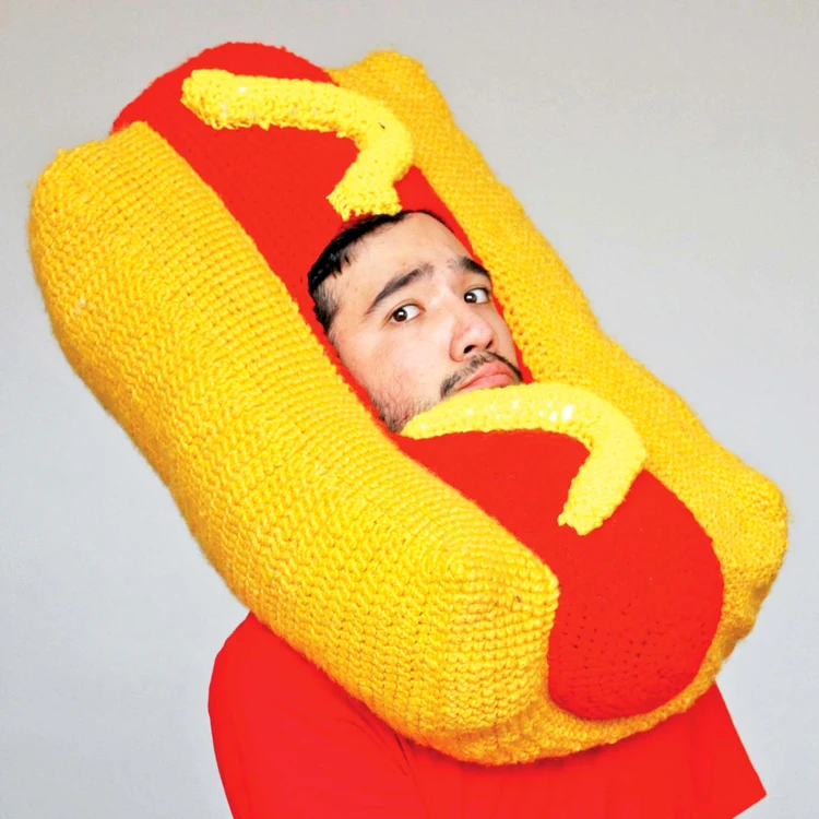 Căciula „hot-dog” pentru  mâncăcioşi, condimentată  cu ketchup şi muştar 