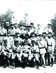 Generalul Henri Berthelot, înconjurat de ofițerii din Misiunea Militară Franceză, sosită în România în toamna lui 1916