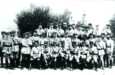 Generalul Henri Berthelot, înconjurat de ofițerii din Misiunea Militară Franceză, sosită în România în toamna lui 1916