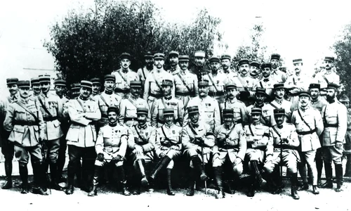 Generalul Henri Berthelot, înconjurat de ofițerii din Misiunea Militară Franceză, sosită în România în toamna lui 1916