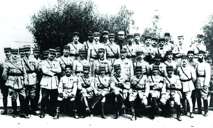 Generalul Henri Berthelot, înconjurat de ofițerii din Misiunea Militară Franceză, sosită în România în toamna lui 1916