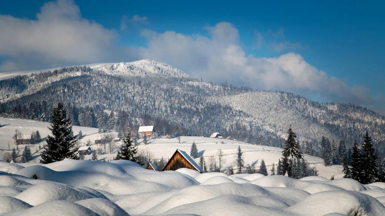 Peisaj de iarnă România. FOTO calatorinbascheti.ro