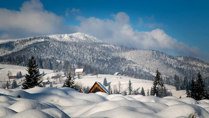 Peisaj de iarnă România. FOTO calatorinbascheti.ro