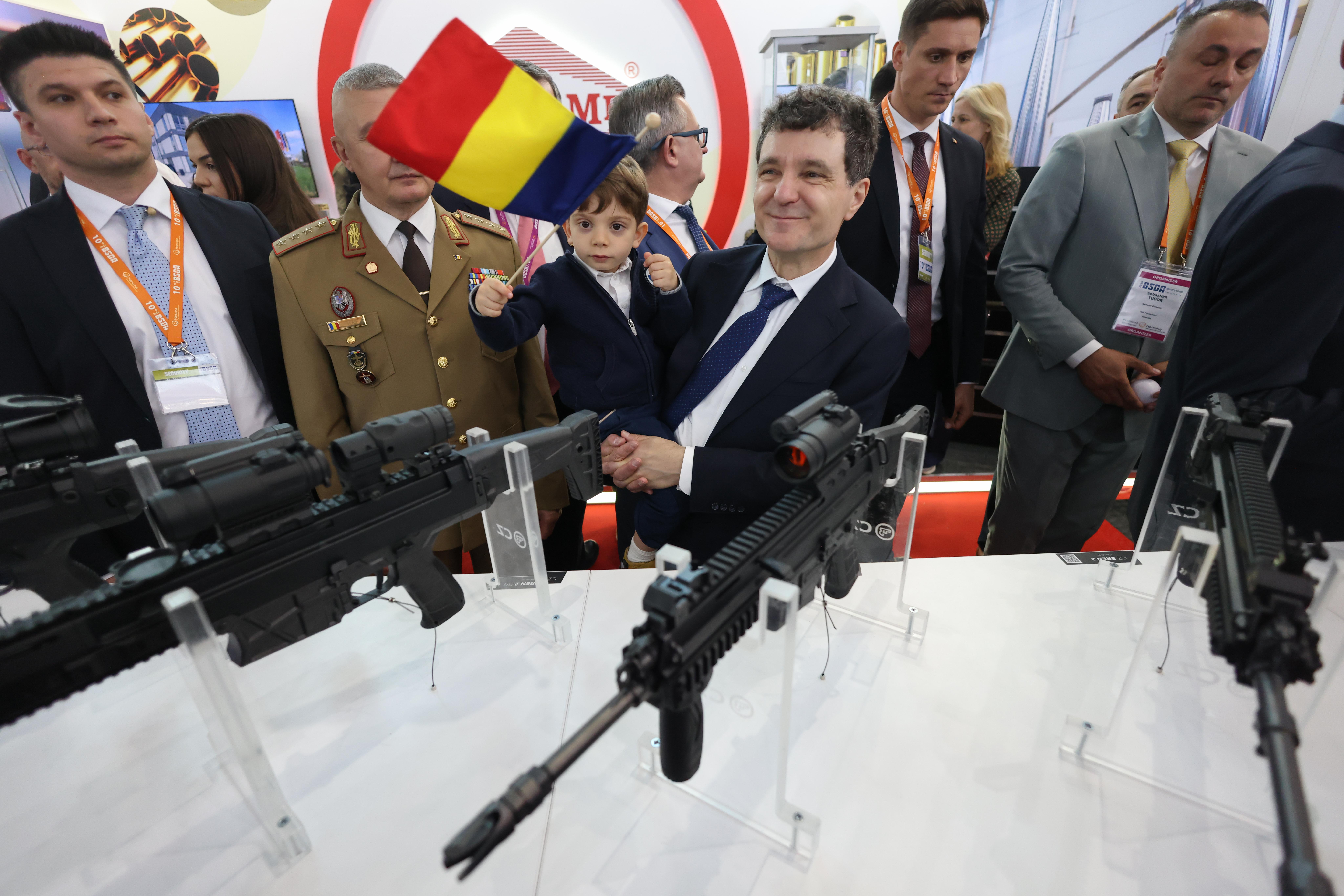Nicușor Dan participă alături de fiul său la expoziția BSDA (Black Sea Defense, Aerospace and Security), în București. FOTO Inquam Photos / George Călin