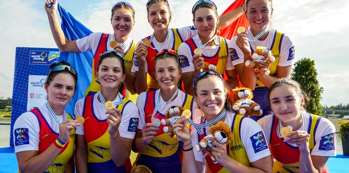 Fetele din echipajul de 8+1, mândre de medaliile obținute la Mondiale. Foto Facebook
