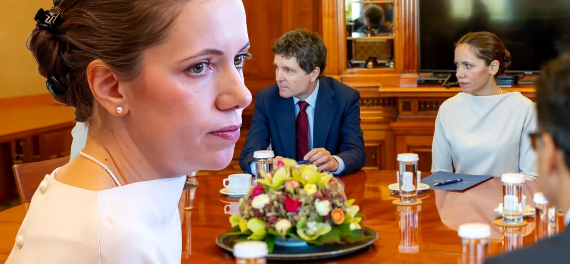 Din cauza posturii, rochia pare îmbrăcată invers