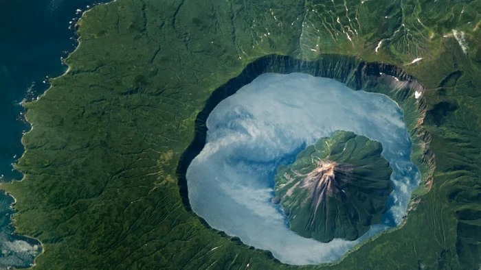 Norii din imagine sunt doar o reflecție / foto: NASA