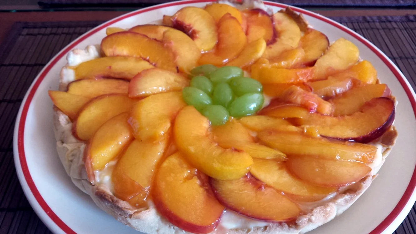 
    Tartă cu cremă chantilly şi piersici  