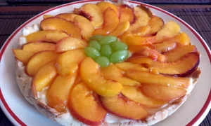 tarta cu crema chantilly si piersici jpeg