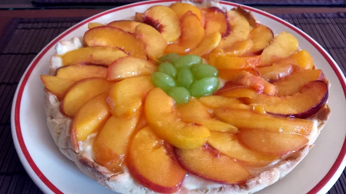 Tartă cu cremă chantilly şi piersici