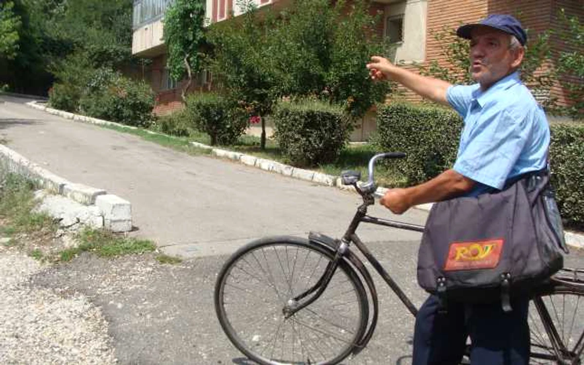 Curierul Nicolae Mosoreanu a invăţat locatarii dupa nume, pentru că cifrele imobilelor sunt... abramburite