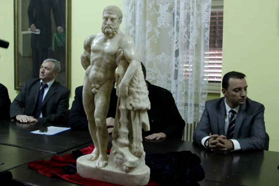 Statueta reprezentându-l pe Hercule la momentul prezentării după finalizarea restaurării