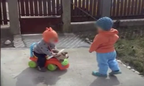 Cei doi copii au fost abuzați de mamă cu știința tatălui jpeg