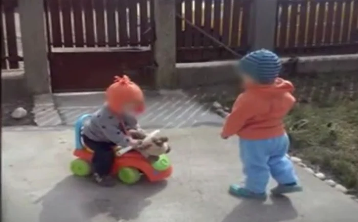 Cei doi copii au fost abuzați de mamă cu știința tatălui