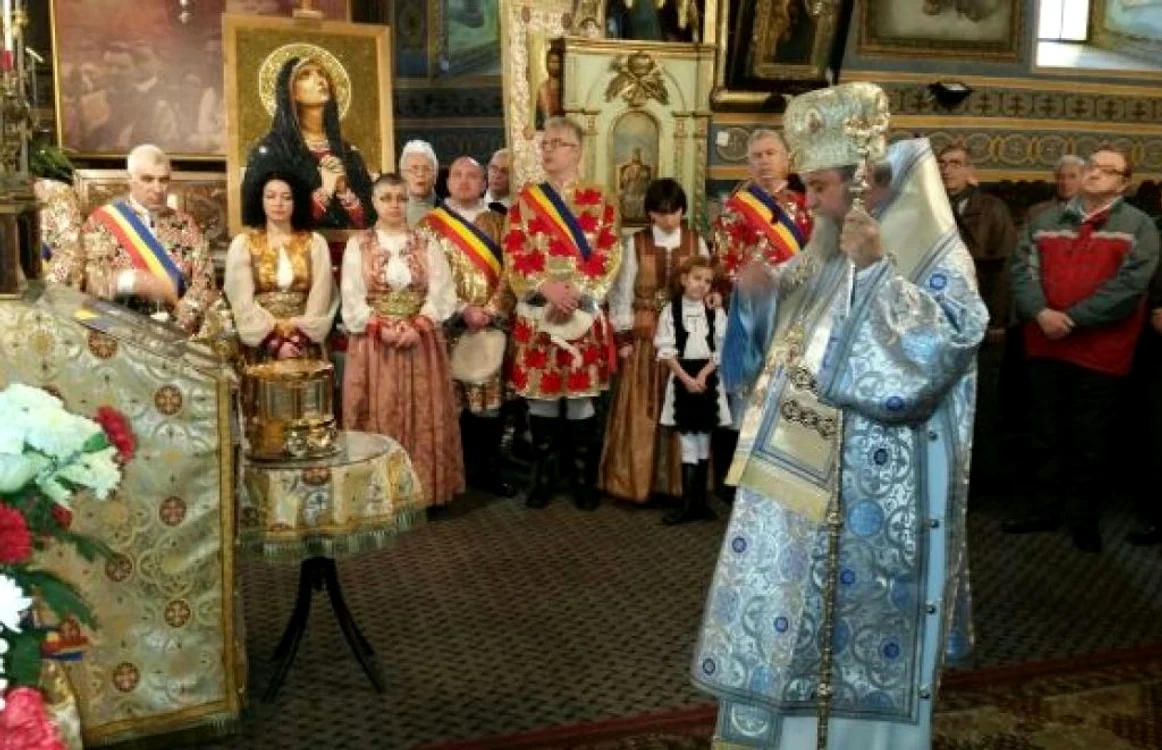 Junii braşoveni au venit îmbrăcaţi în straie de sărăbătoare la slujba oficiată de Mitropolit
