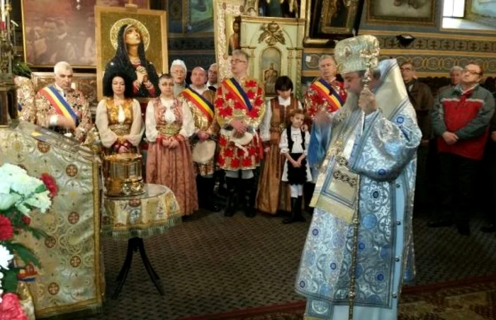 Junii braşoveni au venit îmbrăcaţi în straie de sărăbătoare la slujba oficiată de Mitropolit