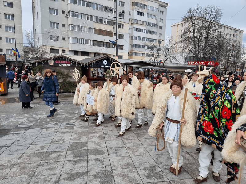 Colindători din toată țara, la Festivalul Datinilor şi Obiceiurilor de Iarnă de la Focșani FOTO VIDEO
