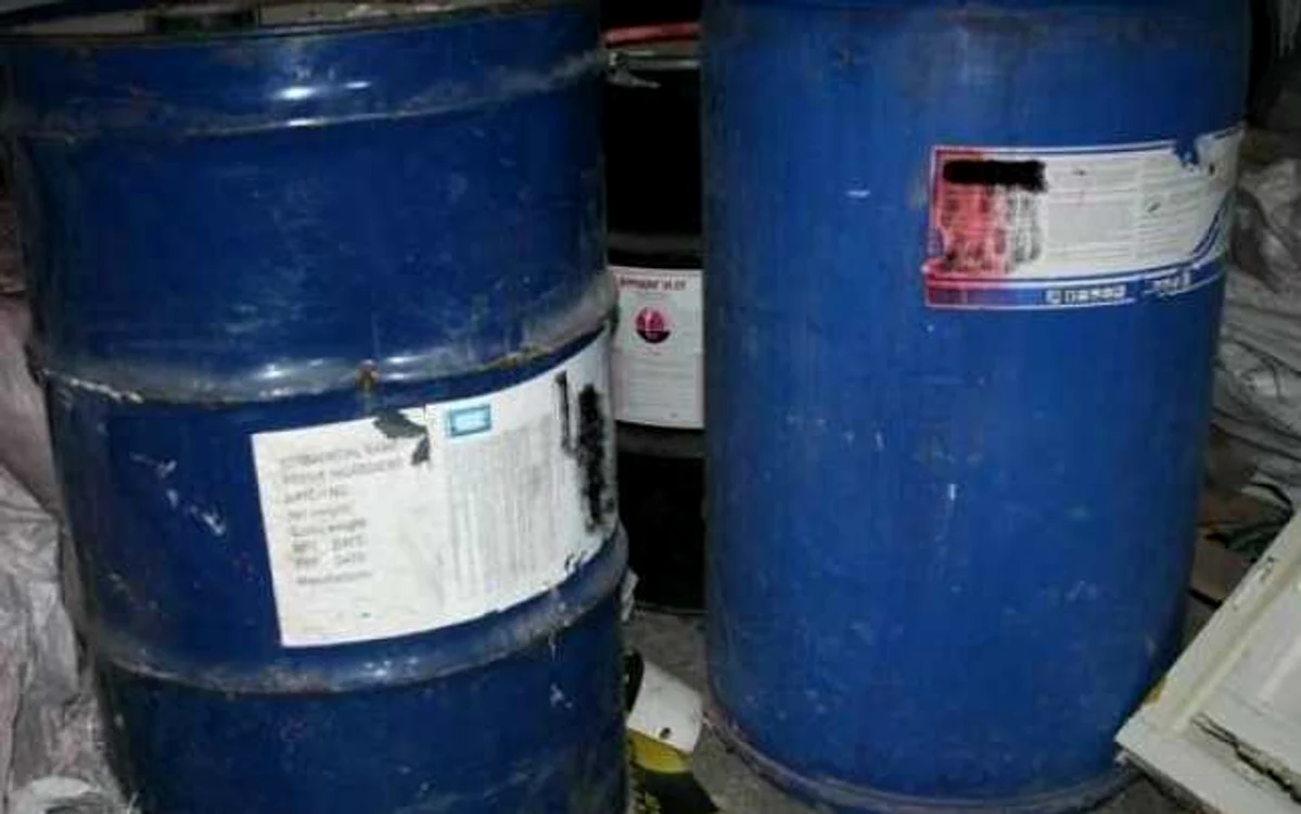 Insecticidele erau ţinute în butoaie Foto:IPJ Călăraşi