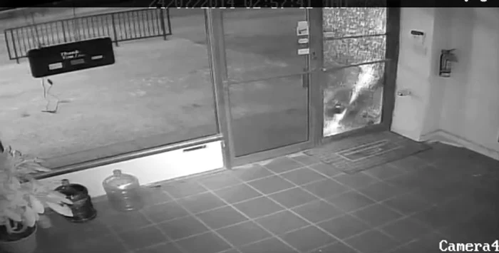 
    Bărbatul a spart un geam pentru a intra în magazin  