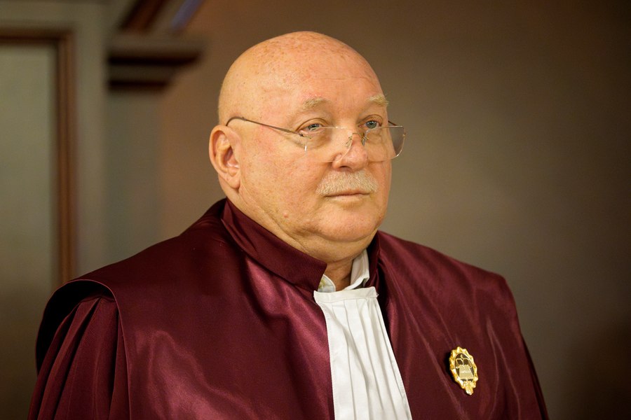 Scandal după zborul de lux spre Mykonos: PNL cere anchetă la CCR. Lista celor 13 pasageri