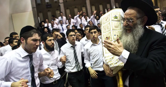 Evrei ultra-ortodox în timpul unei ceremonii religioase