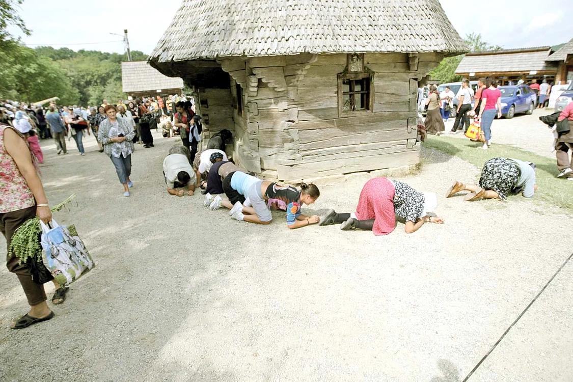 De Sfânta Maria, credincioşii înconjoară mănăstirea în genunchi şi coate
