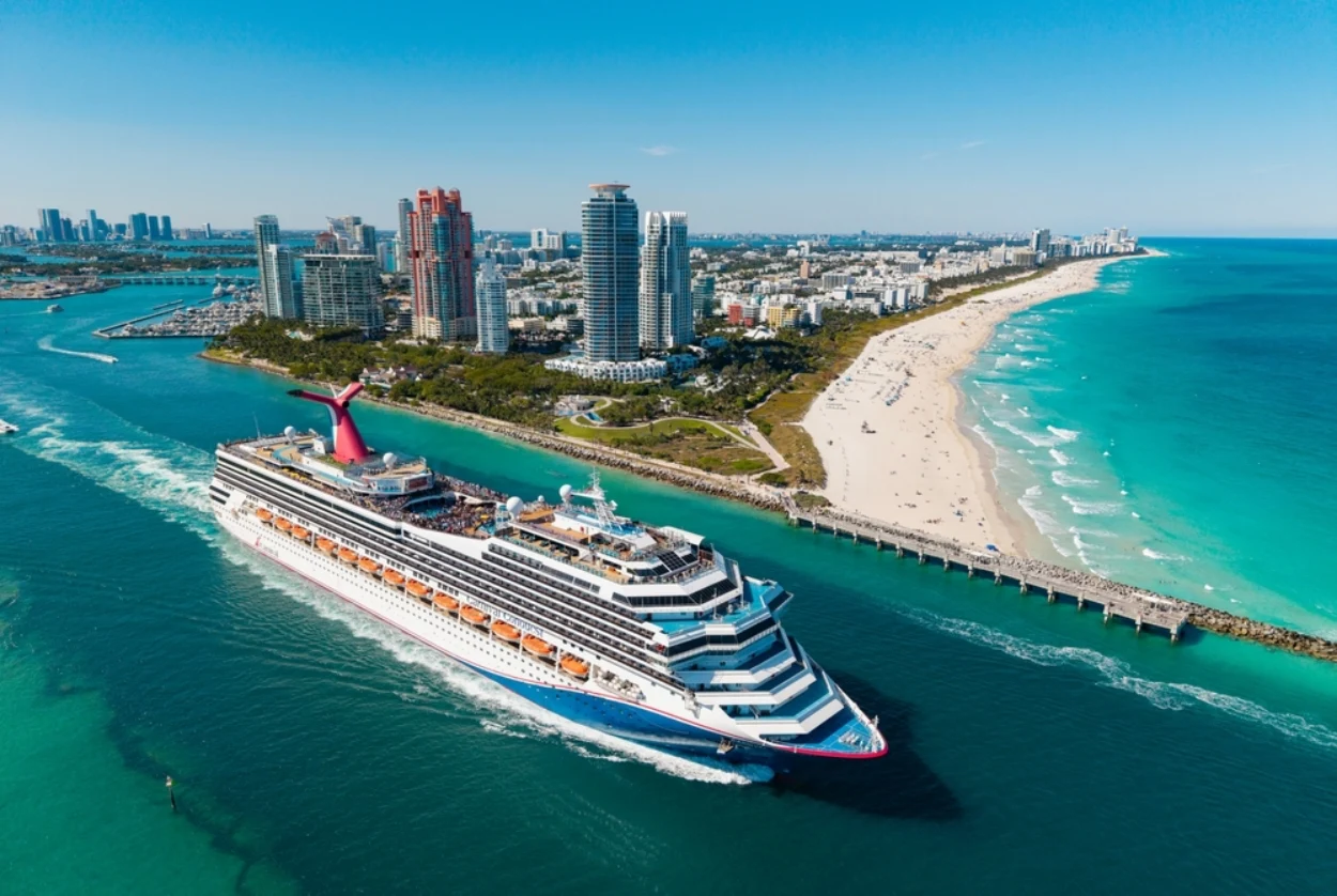 Turismul sfidează scumpirile: creșteri masive pentru companiile aeriene și hoteliere