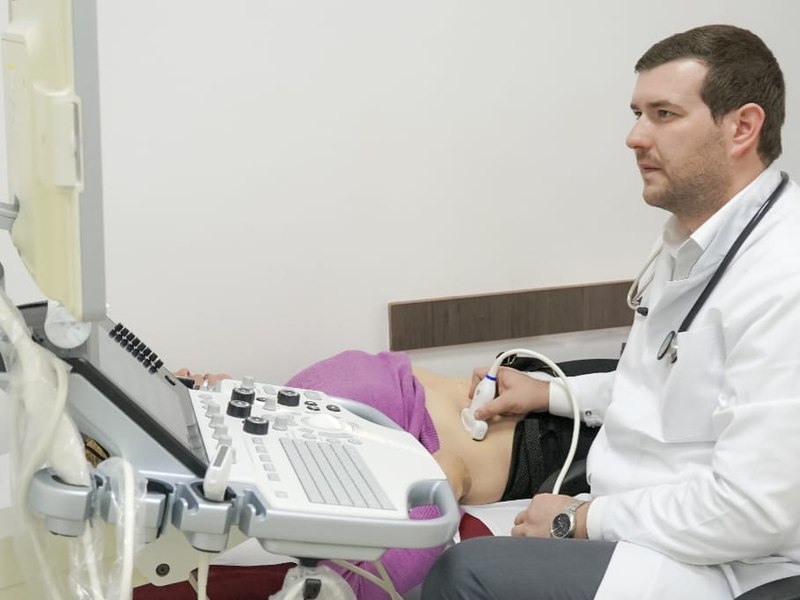 Balonarea abdominală poate ascunde boli grave. Medic: „Durerile intense și sângele în scaun cer consult medical imediat”