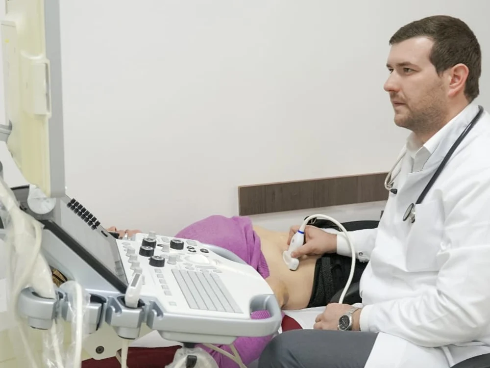 Balonarea abdominală poate ascunde boli grave. Medic: „Durerile intense și sângele în scaun cer consult medical imediat”